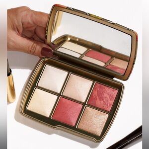 Hourglass ‘Butterfly’ Ambient Unlocked Lighting Edit Palette in Tiger Package